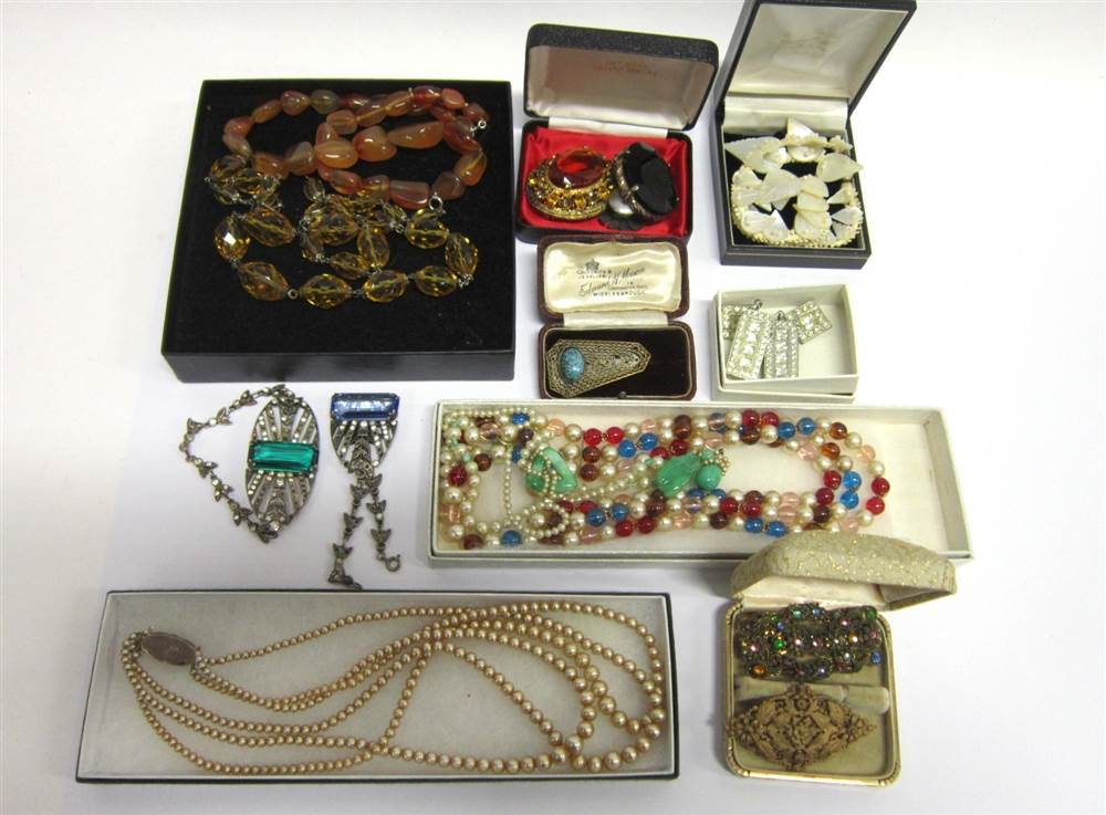 A COLLECTION OF VARIOUS COSTUME JEWELLERY ITEMS some cased