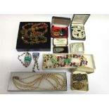 A COLLECTION OF VARIOUS COSTUME JEWELLERY ITEMS some cased