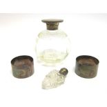 A SMALL FACETTED GLASS SCENT FLASK with a silver screw cap, London 1921, the body of arrow head