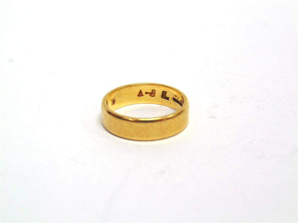 AN 18CT GOLD PLAIN WEDDING RING 4.9mm wide, finger size L, 4.6g gross
