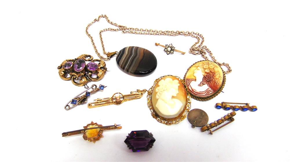 A SMALL COLLECTION OF BROOCHES  and other jewellery