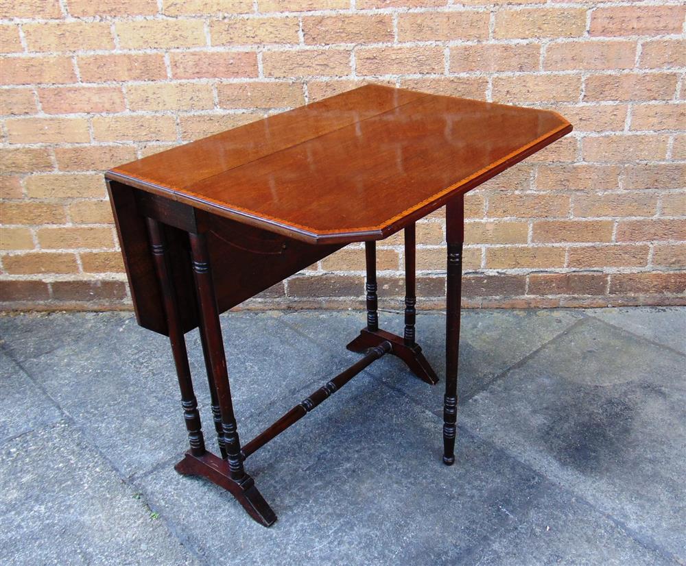 AN EDWARDIAN INLAID MAHOGANY SUTHERLAND TABLE the turned supports joined by stretcher rail, 68 x