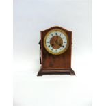 AN EDWARDIAN MAHOGANY CASE MANTLE CLOCK with French 8-day cylinder movement, the enamelled chapter