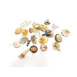 A SMALL QUANTITY OF COSTUME JEWELLERY BROOCHES