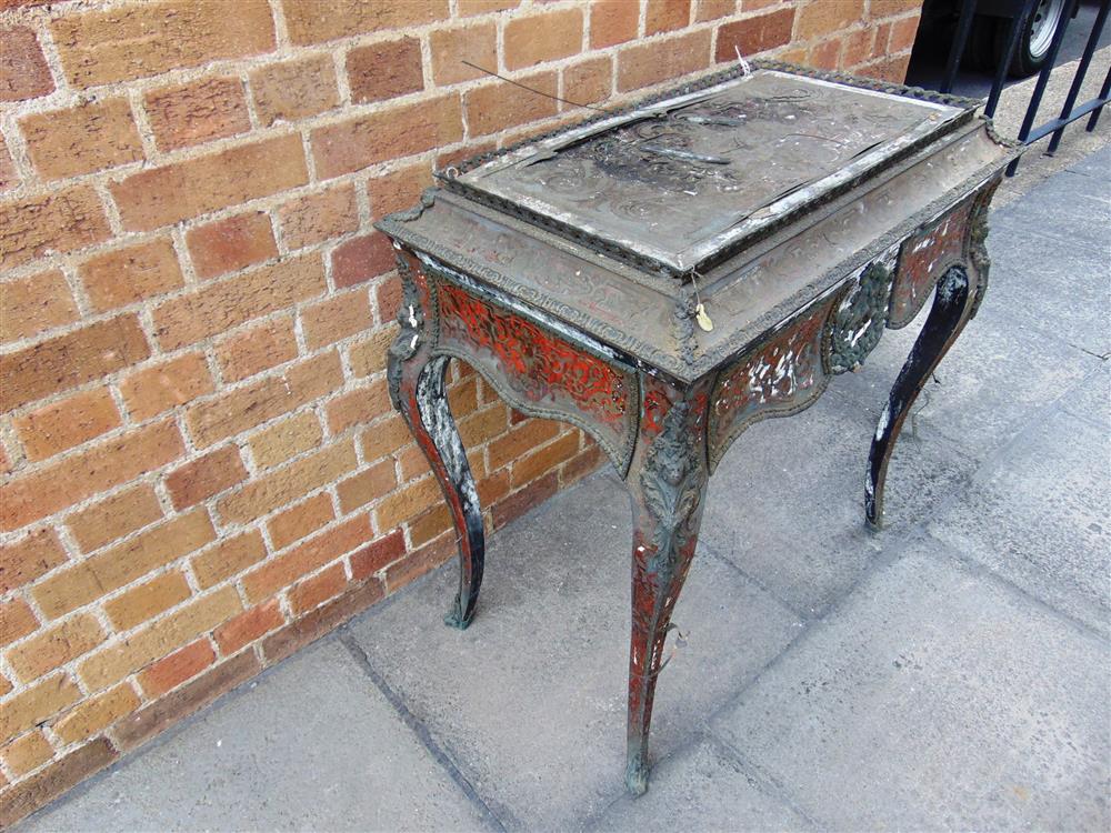 A 19TH CENTURY FRENCH BOULLE JARDINIERE TABLE,  the galleried caddy shaped top with lift out section - Image 3 of 5