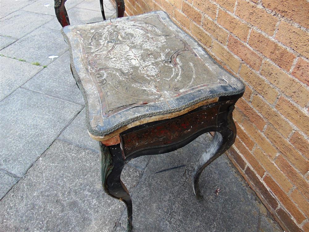 A 19TH CENTURY FRENCH BOULLE SERPENTINE TOPPED WORK TABLE,  the hinged lid opening to reveal a - Image 5 of 5