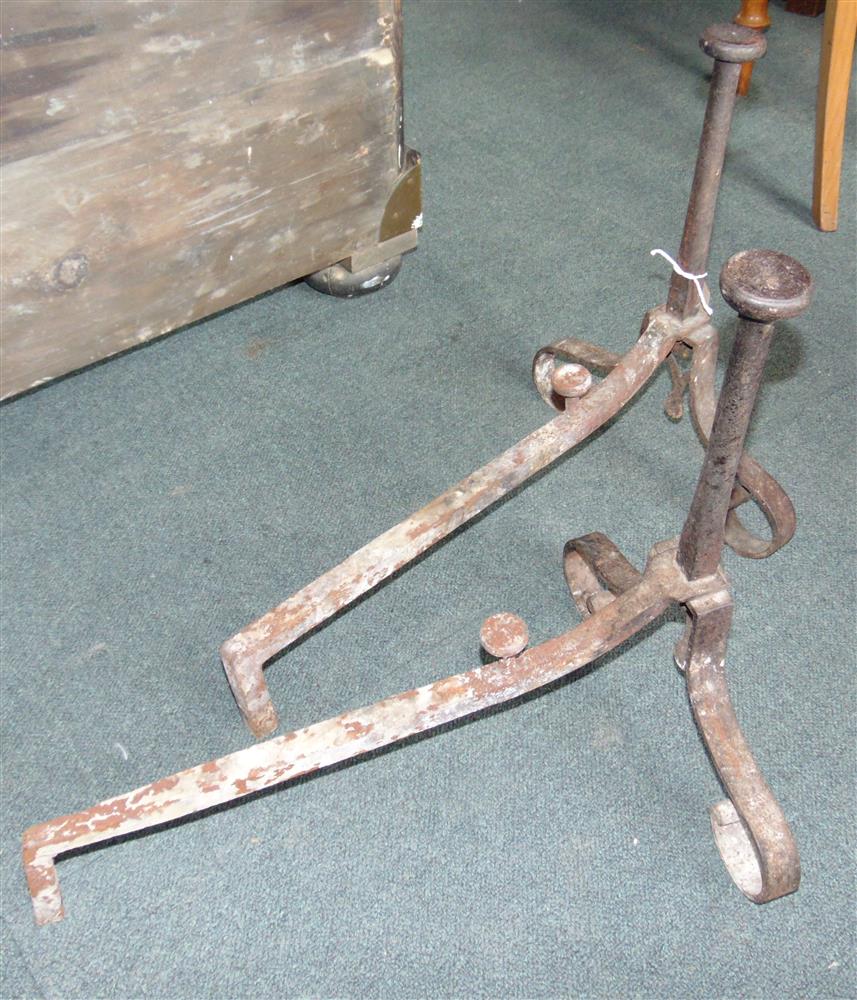 A BRASS FENDER AND PAIR OF WROUGHT IRON ANDIRONS - Image 4 of 6