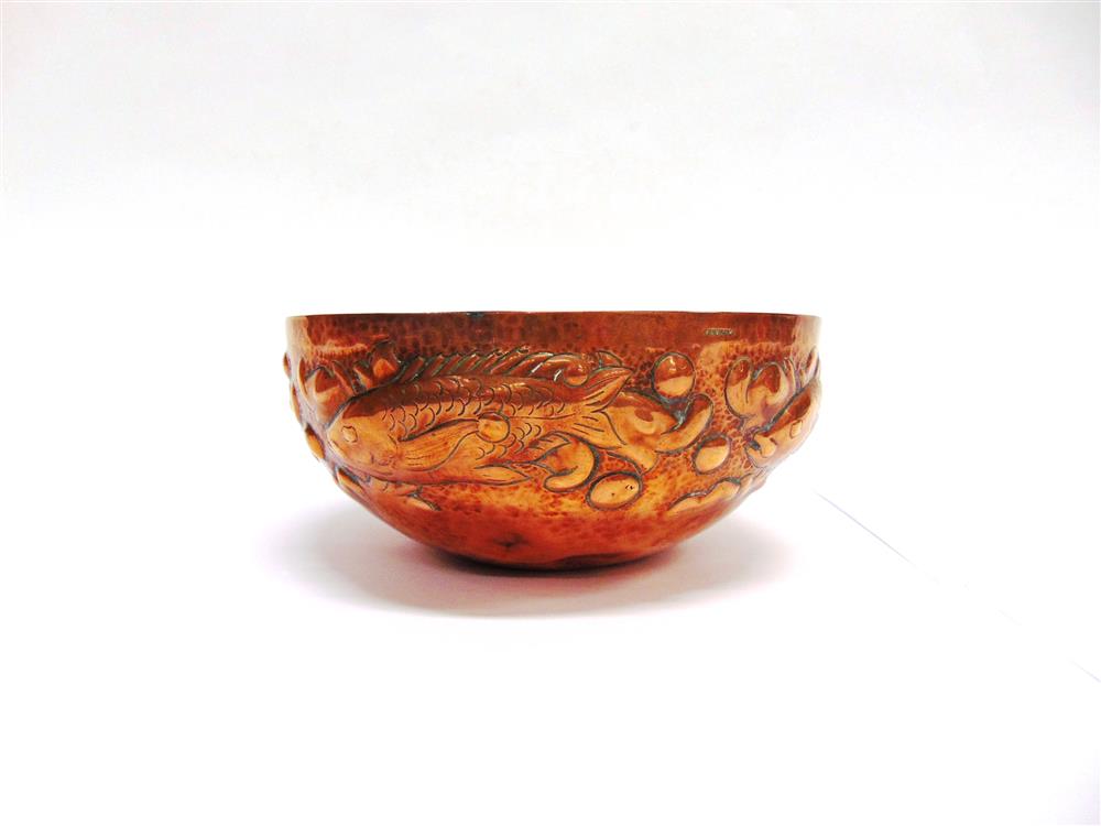 NEWLYN SCHOOL: AN ARTS AND CRAFTS HAMMERED COPPER BOWL decorated with a band of fish swimming - Image 7 of 8