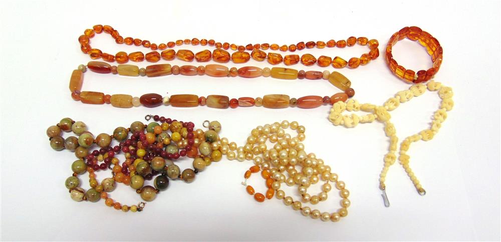 AN AMBER BEAD NECKLACE of graduated beads; with an amber bead bracelet; 48g gross; hardstone