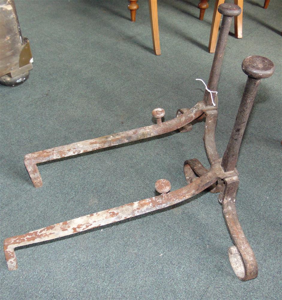 A BRASS FENDER AND PAIR OF WROUGHT IRON ANDIRONS - Image 5 of 6