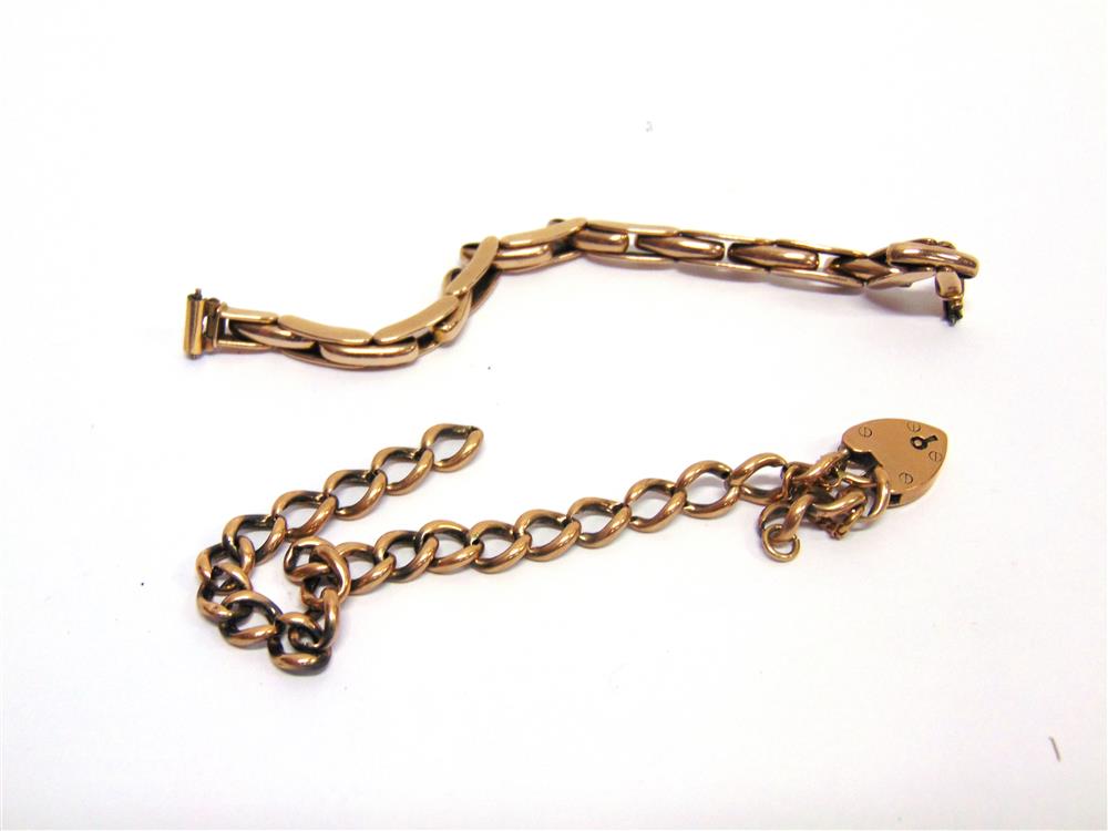 A BRACELET OF HOLLOW CURB LINKS with an expanding baton link watch bracelet; 15g gross