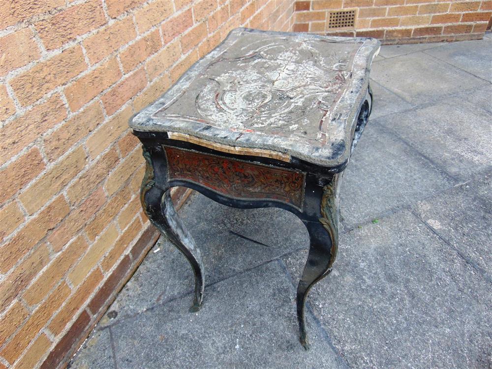 A 19TH CENTURY FRENCH BOULLE SERPENTINE TOPPED WORK TABLE,  the hinged lid opening to reveal a - Image 4 of 5