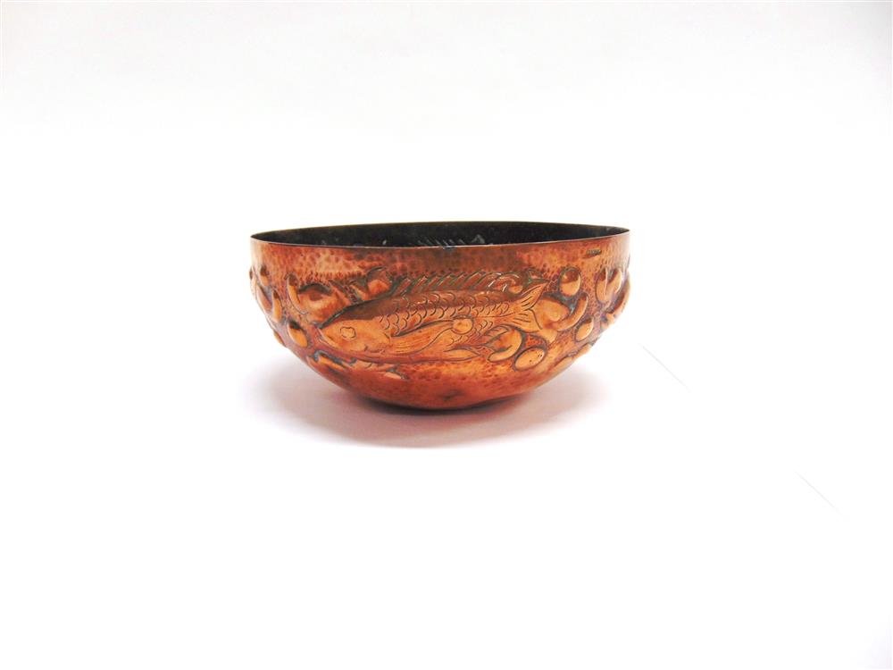 NEWLYN SCHOOL: AN ARTS AND CRAFTS HAMMERED COPPER BOWL decorated with a band of fish swimming - Image 6 of 8