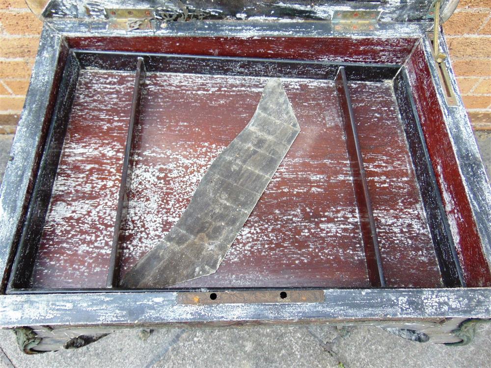 A 19TH CENTURY FRENCH BOULLE SERPENTINE TOPPED WORK TABLE,  the hinged lid opening to reveal a - Image 3 of 5