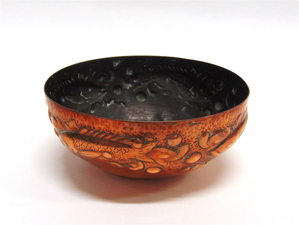 NEWLYN SCHOOL: AN ARTS AND CRAFTS HAMMERED COPPER BOWL decorated with a band of fish swimming - Image 3 of 8