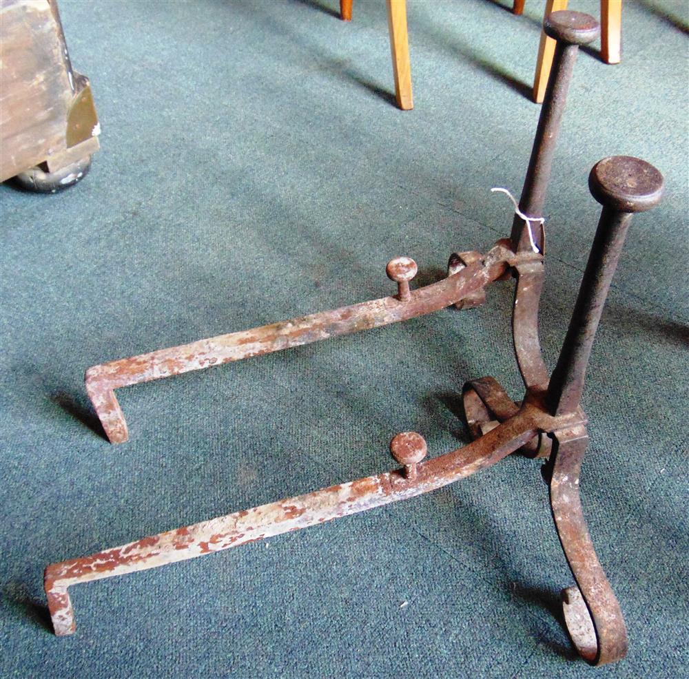 A BRASS FENDER AND PAIR OF WROUGHT IRON ANDIRONS - Image 6 of 6