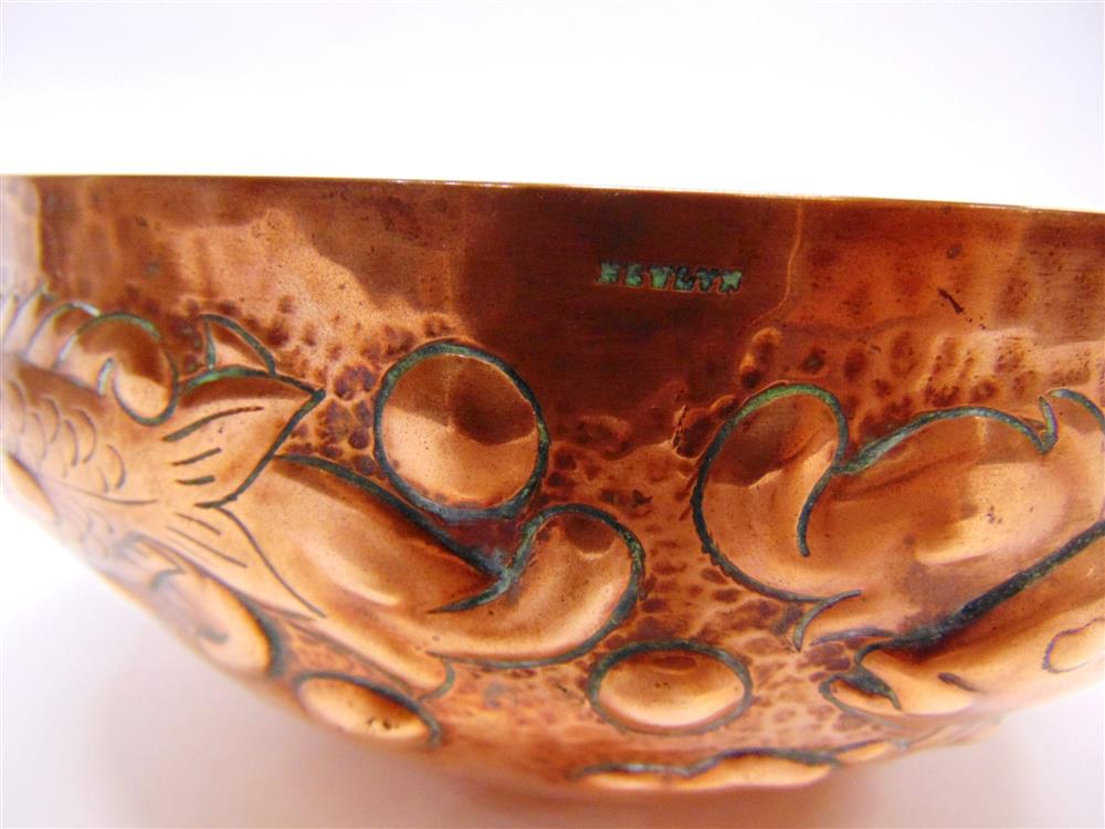 NEWLYN SCHOOL: AN ARTS AND CRAFTS HAMMERED COPPER BOWL decorated with a band of fish swimming - Image 2 of 8