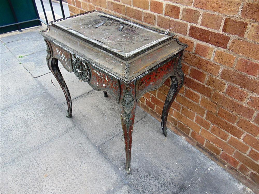 A 19TH CENTURY FRENCH BOULLE JARDINIERE TABLE,  the galleried caddy shaped top with lift out section - Image 4 of 5