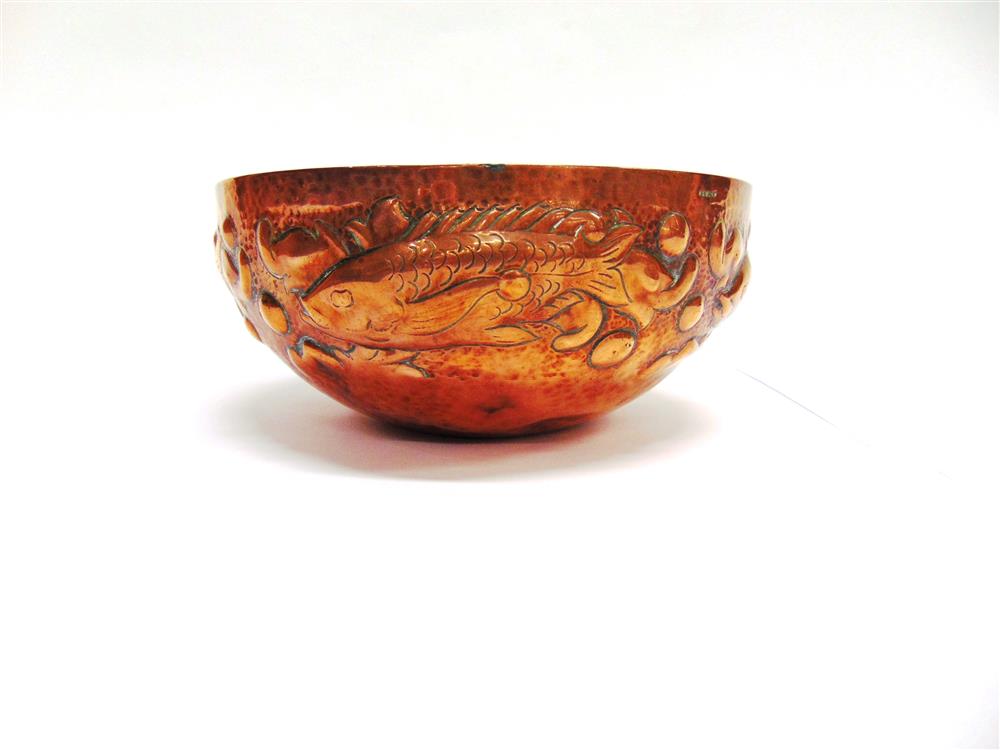 NEWLYN SCHOOL: AN ARTS AND CRAFTS HAMMERED COPPER BOWL decorated with a band of fish swimming - Image 8 of 8