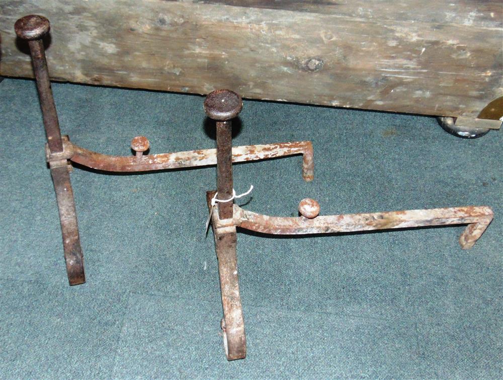 A BRASS FENDER AND PAIR OF WROUGHT IRON ANDIRONS - Image 3 of 6