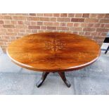 A VICTORIAN WALNUT OVAL LOO TABLE with marquetry inlaid decoration (reduced in height), 117cm wide