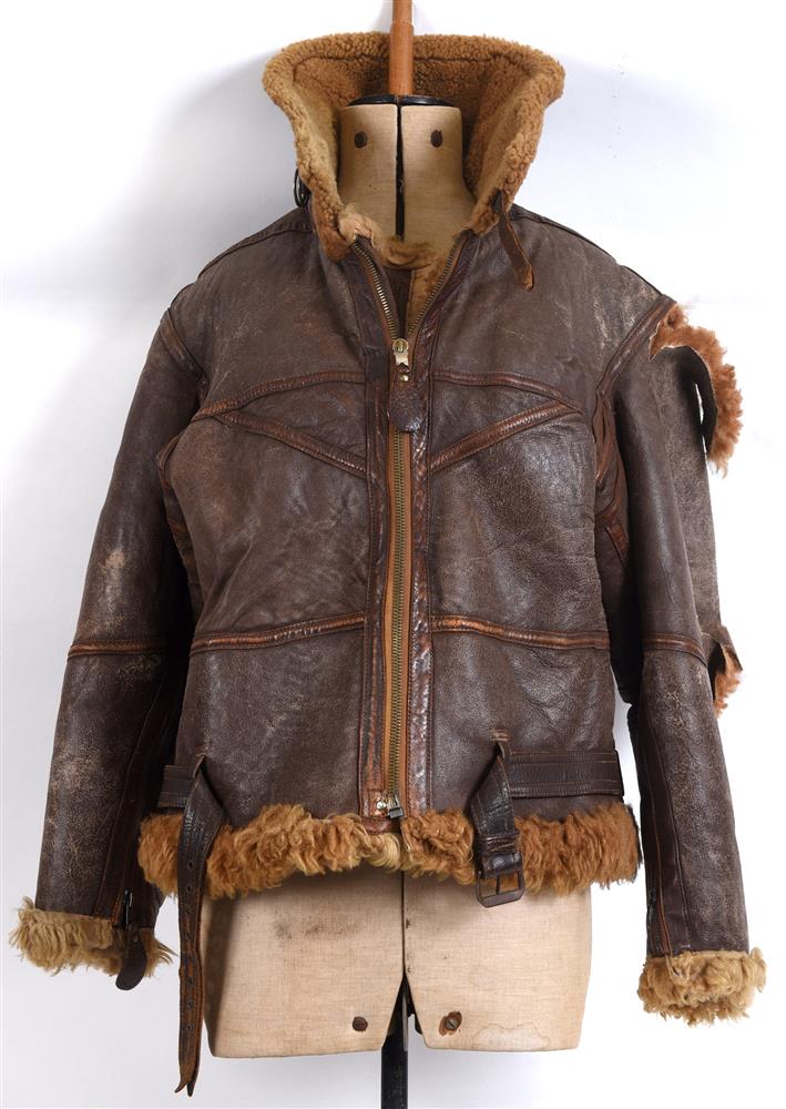 A SECOND WORLD WAR BRITISH IRVIN LEATHER FLYING JACKET unlabelled, with a pale brown sheepskin