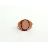 A GENTLEMAN'S SARDONYX SIGNET RING stamped '9ct', finger size P, 6.4g gross