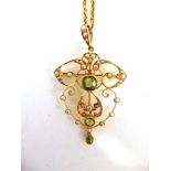 AN EDWARDIAN PERIDOT AND SPLIT PEARL PENDANT BROOCH with a detachable bale, 6cm long overall, on a