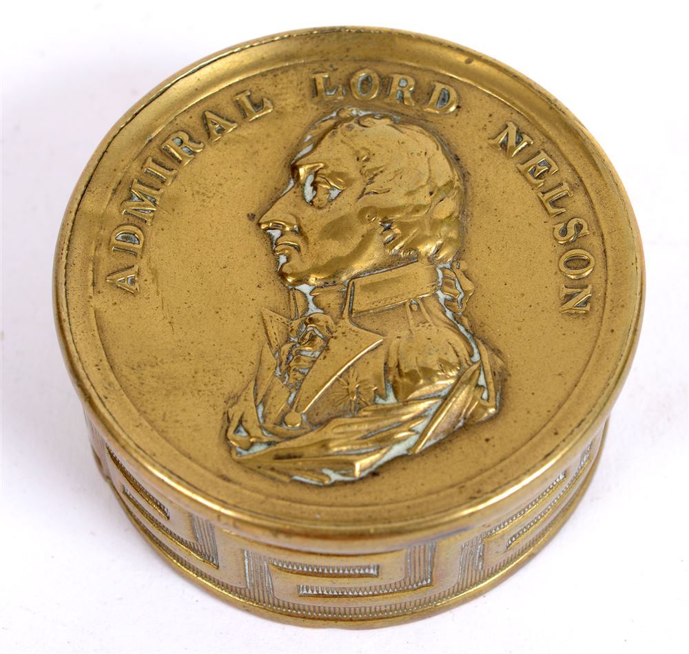 19TH CENTURY - HORATIO NELSON, 1ST VISCOUNT NELSON, K.B. (1758-1805). A BRASS CIRCULAR SNUFF BOX