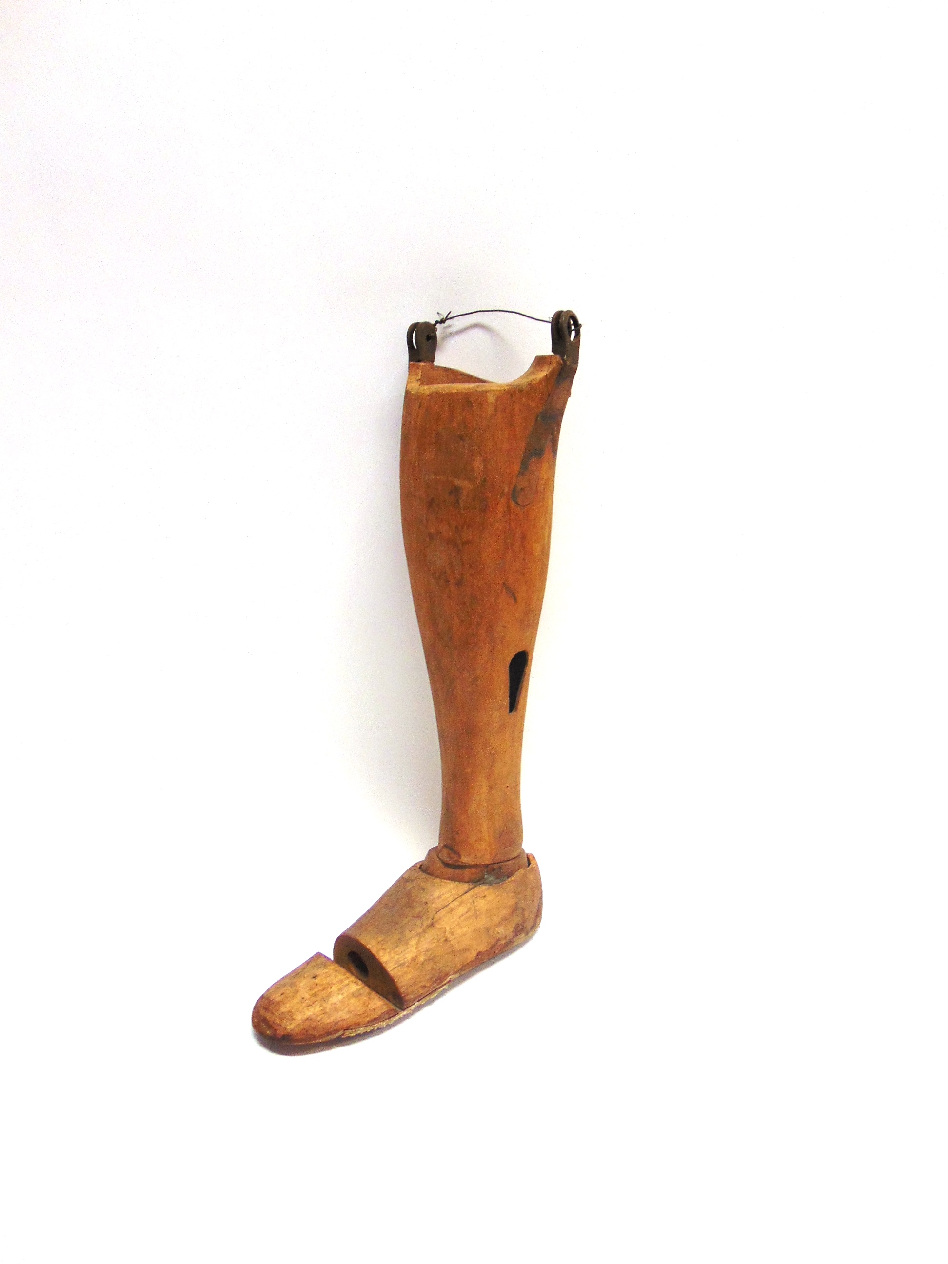 GREAT WAR - A BRITISH ROEHAMPTON (QUEEN MARY'S HOSPITAL) PATTERN PROSTHETIC ARTICULATED WOODEN