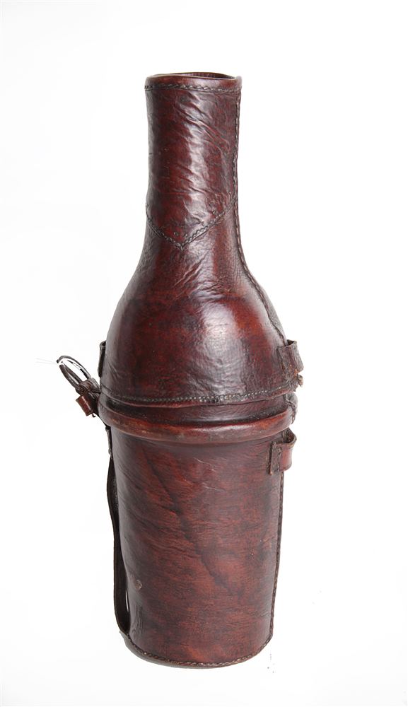 19TH CENTURY - CRIMEA - A BRITISH OFFICER'S PRIVATE PURCHASE LEATHER COVERED BOTTLE AND CUP CASE