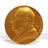 A 9CT GOLD 'SIR WINSTON CHURCHILL 1874-1965' COMMEMORATIVE MEDAL the obverse with a high relief