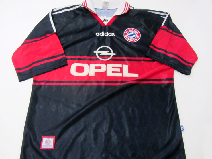 Giovane Elber: a black & red Bayern Munich jersey season 1997-98, short-sleeved, the reverse