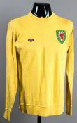 Gary Sprake: a yellow Wales international goalkeeping jersey season 1974-75,
long-sleeved,
