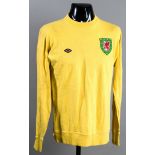 Gary Sprake: a yellow Wales international goalkeeping jersey season 1974-75,
long-sleeved,