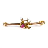 9 ct yellow gold ruby insect bar brooch. Set with an oval faceted ruby. Length 33 mm. Weight 1.