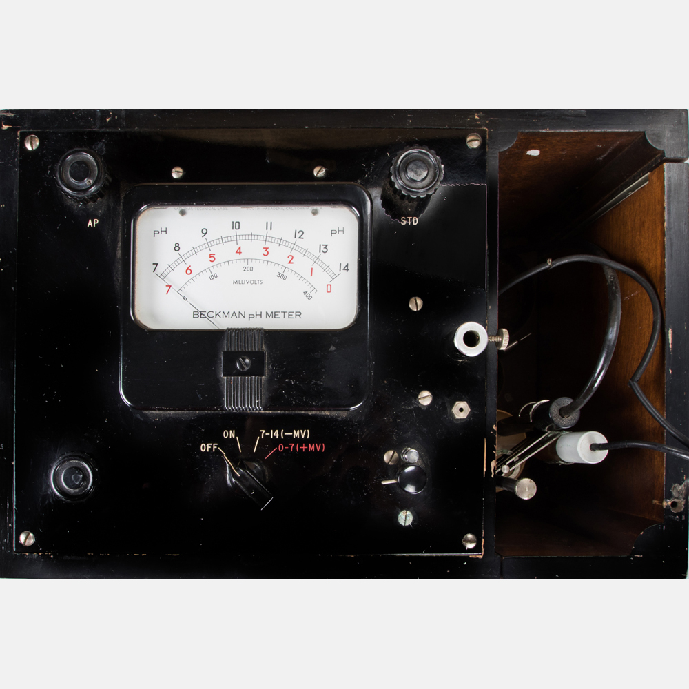 A Glass Electode PH Meter by Beckman, 20th Century. Model M, serial number 9476. Having - Image 7 of 9