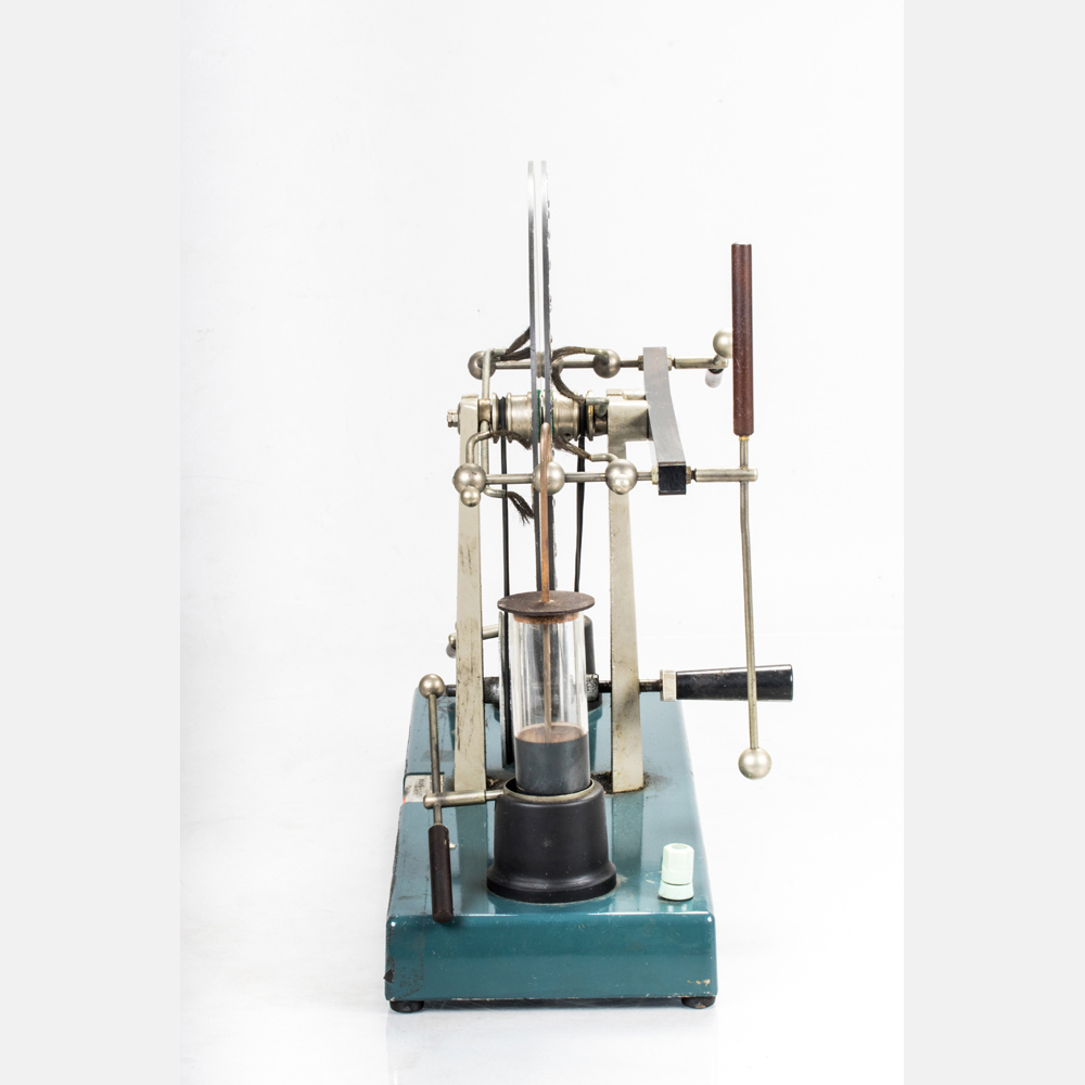 A Winhurst Electrostatic Generator, Mid-20th Century. Plate dimensions:  9 3/4 in. Base dimensions: - Image 4 of 4