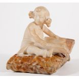 "Bambina che legge", scultura in alabastro poggiante su cuscino in alabastro, Italia, anni ’30, H 25