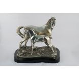 Scultura laminata argento raffigurante "Cavalla e cavallino", firmata Ottaviani, punzoni 800, 8MI,