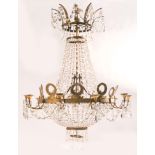 Elegante lampadario a mongolfiera in bronzo dorato e cristalli, fascia con corone di alloro, con