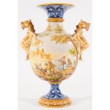 Vaso in ceramica decorato in policromia con paesaggi e figure di viandanti, manici laterali a