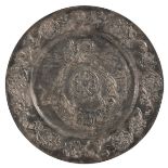 Piatto elemosiniere in peltro sbalzato con decori floreali, XIX sec., diametro cm 50