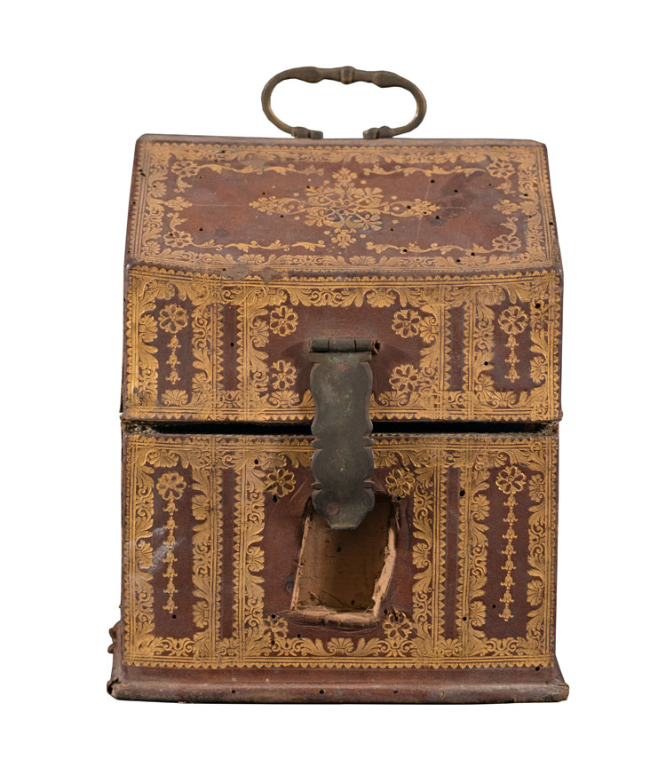 Portaposate in legno rivestito in cuoio bulinato a motivi ornamentali, secolo XVIII, H cm - Image 2 of 2
