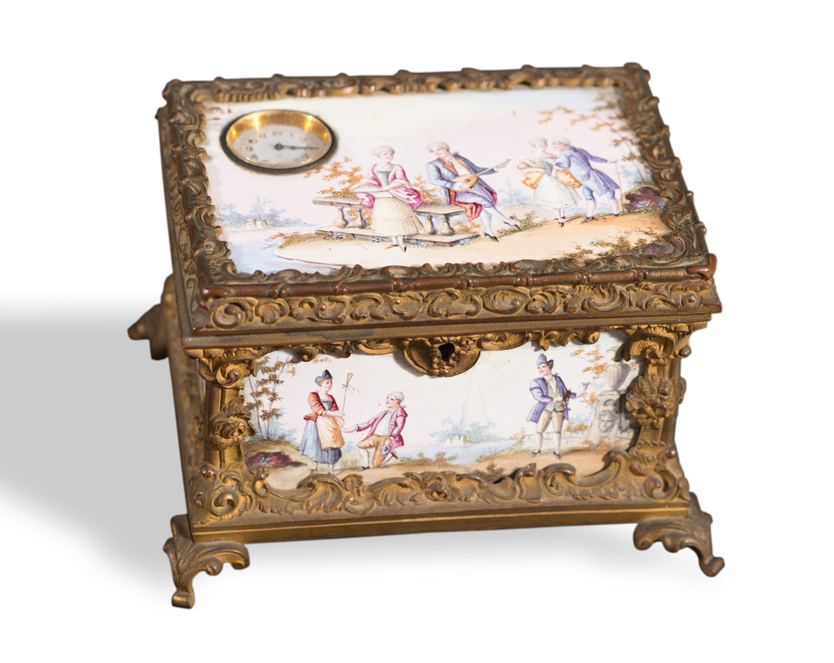 Cofanetto decorato con placche smaltate entro profili in bronzo dorato raffiguranti scene galanti