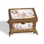 Cofanetto decorato con placche smaltate entro profili in bronzo dorato raffiguranti scene galanti