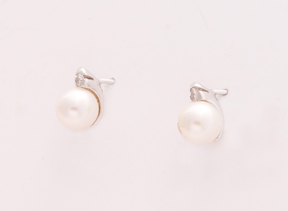 Paio di Orecchini Mikimoto, anni 1990 - 2010, in oro bianco, peso g 2,50, con 2 diamanti, taglio