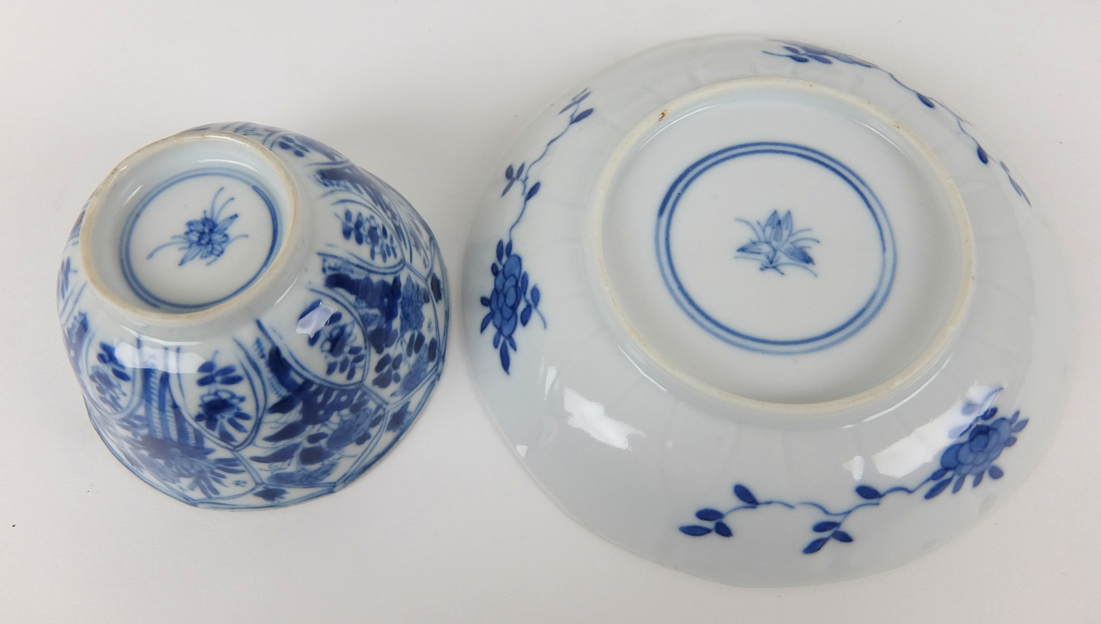 A set of twelve Chinese blue and white lobed teabowls and ten matching saucers painted with - Image 5 of 11