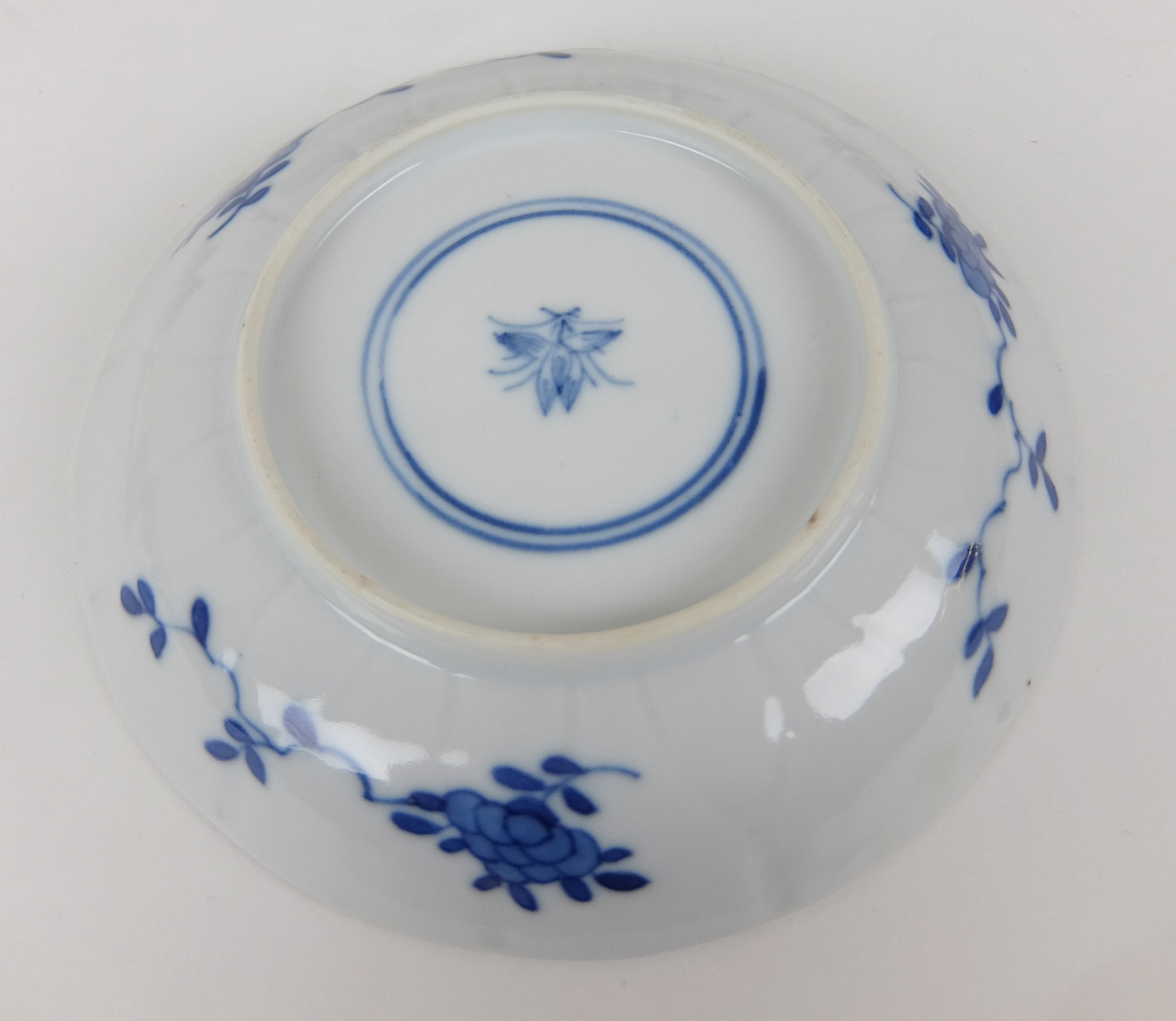 A set of twelve Chinese blue and white lobed teabowls and ten matching saucers painted with - Image 8 of 11