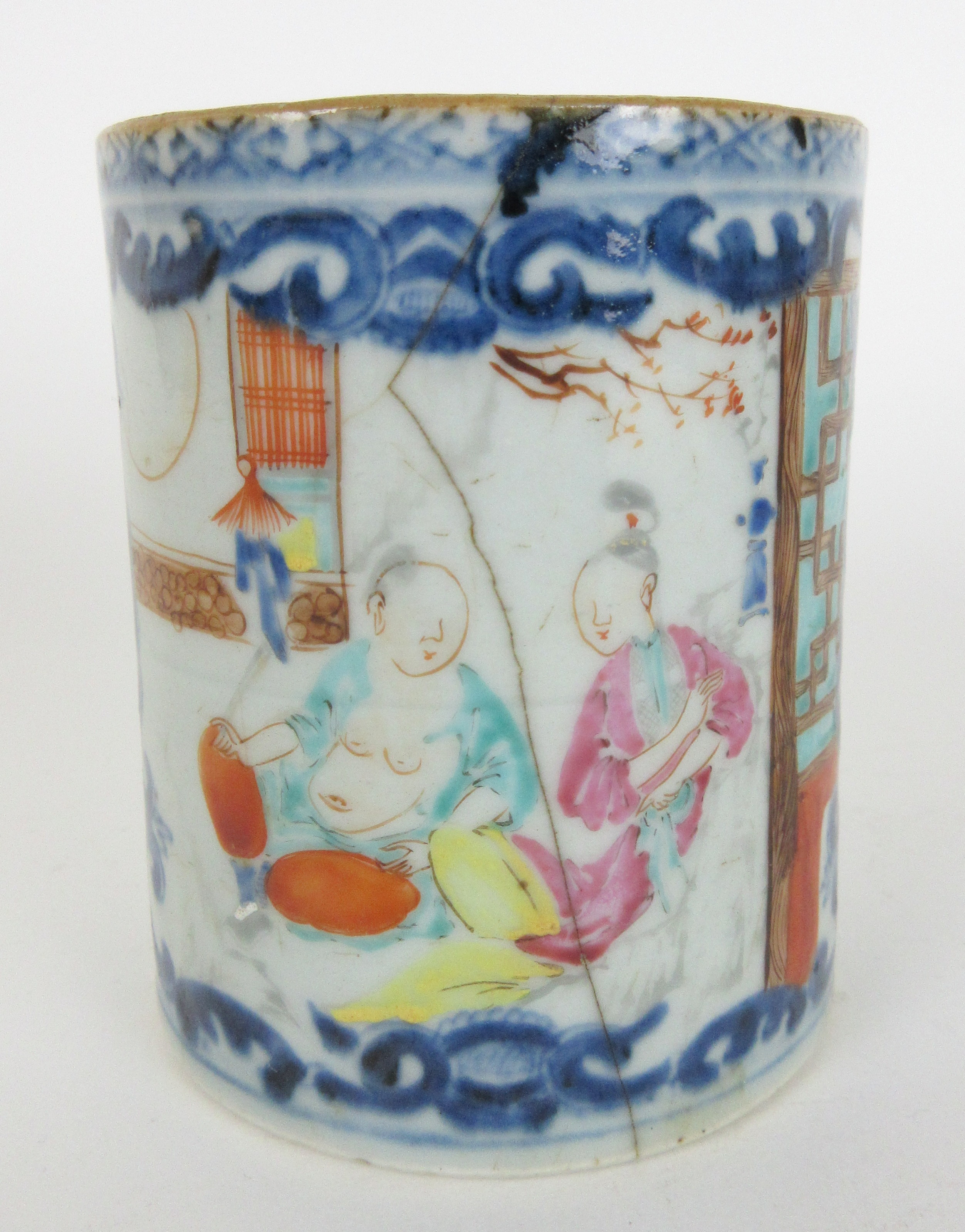 A Chinese export blue and white mug painted with an extensive landscape (damages), Qianlong, 12. - Image 12 of 13